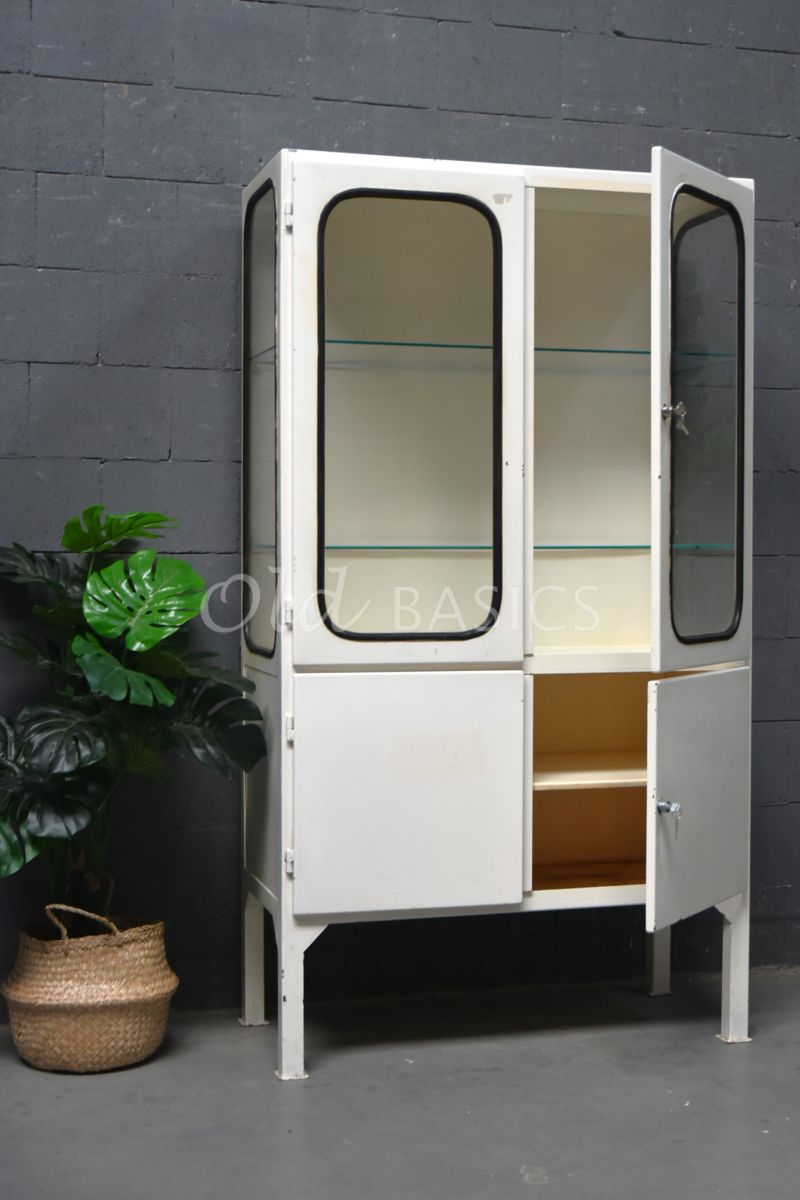 Detail van Apothekerskast, wit, crème, materiaal staal